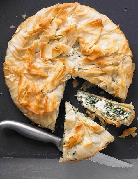 Spinach and Ricotta Vegetarian Filo Pastry Pie Recipe Vegetarian Recipes Under 300 Calories, Xmas Nibbles, Vegetarian Pie Recipes, Recipes Under 300 Calories, Low Calorie Vegetarian Recipes, Filo Pie, Vegetarian Pie, Veggie Pies, Light Cooking