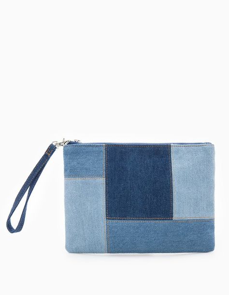 At Stradivarius you'll find 1 Denim pochette clutch for woman for just 9.99 £ . Visit now to discover this and more PURSES. Återvinna Jeans, Tas Denim, Jean Diy, Denim Bag Patterns, Jean Purses, Sac Diy, Blue Jeans Crafts, Upcycled Bag, Denim Handbags