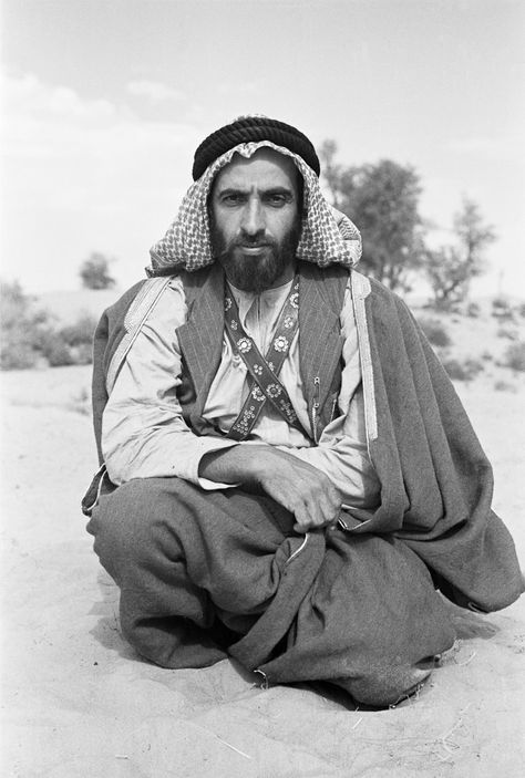 Seated portrait of Sheikh Zayed bin Sultan Al Nahyan resting in the sand in Al Ain. Sheikh Zayed Bin Sultan, Zayed Bin Sultan Al Nahyan, History Uae, Invisible Cities, Arab Culture, Sheikh Zayed, Arabian Beauty, Arab Men, Young Men