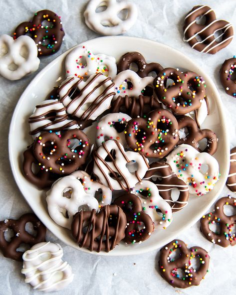 Chocolate Christmas Pretzels, Pretzels Chocolate Covered, Chocolate Coated Pretzels, Christmas Treats Pretzels, Pretzel Con Chocolate, Choc Covered Pretzels, Pretzels Dipped In Chocolate, Pretzels Christmas, Pretzel Party