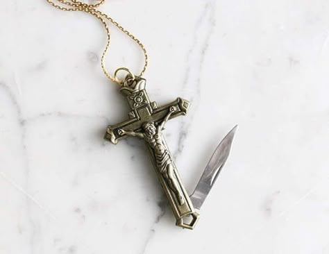 Gwayne Hightower, Pocket Knife Necklace, Knife Aesthetic, Knife Necklace, Cobra Art, Pretty Knives, Vintage Chain, Religious Symbols, Man Stuff