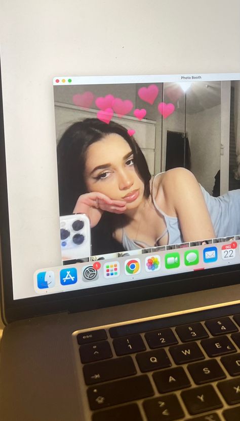 Photo Booth Mirror Selfie, Photo Booth Pictures Macbook, Photo Booth Selfie Mac, Macbook Hearts Filter Selfie, Imac Photo Booth Aesthetic, Photo Booth Ideas Macbook, Mac Book Photos, Mac Book Selfie, Macbook Selfie Poses