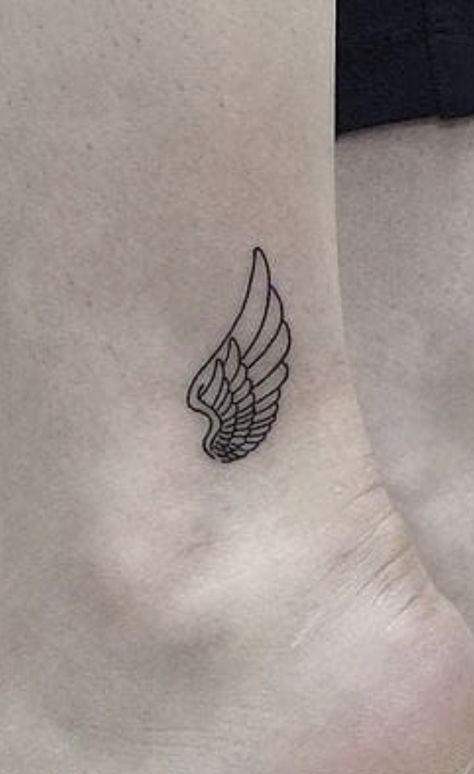 Hermes Wing Tattoo, Wings Tattoo Simple, Cool Henna Tattoos, Run Tattoo, Hermes Tattoo, Runner Tattoo, Trend Tattoo, Cool Henna, Alas Tattoo