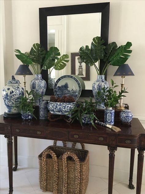 Blue And White Entryway Decor, Interior Colour Palette, White Entryway, Romantic Living Room, Home Staging Ideas, Colonial Interior, Blue And White Decor, Home Entryway, Colonial Design