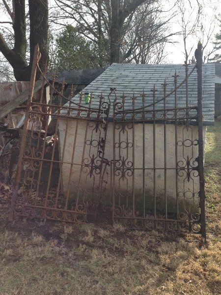 Old Wrought Iron Gates, Cast Iron Fences And Gates, Cottage Gates Driveway, Gates And Fences Metal, Antique Fence, Iron Gates Design, Iron Driveway Gate, Iron Ideas, Iron Fence Gate