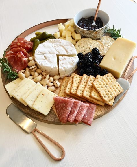 Circular Cheese Board, Affordable Platter Ideas, Table Cheese Board, Small Platter Ideas, Cheese Board For 2, Cheese Table Ideas, Simple Cheese Platter, Cheese Platter Ideas, Small Cheese Board