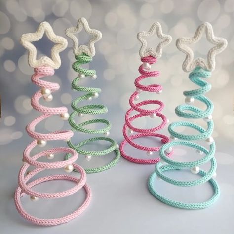 Wire Art Christmas Tree, What To Make With French Knitting, Knitted Wire Christmas, Wire Yarn Art, Christmas Wire Art, Knitted Wire Art Template Free, Tricotin Christmas, I Cord Projects, Icord Ideas