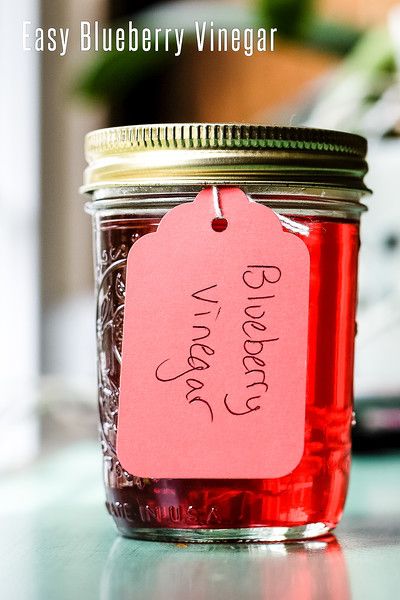 Easy Homemade Blueberry Vinegar. It is so easy to infuse vinegars and this blueberry vinegar is one of my favorites! It also makes a great Christmas gift for your foodie loving friends and family! #blueberries #blueberryvinegar #fruitvinegars #diychristmas Homemade Christmas Gifts Food, Flavored Vinegars, Infused Vinegars, Homemade Condiments, Christmas Food Gifts, Homemade Pickles, Easy Blueberry, Infused Vodka, Spread Recipes