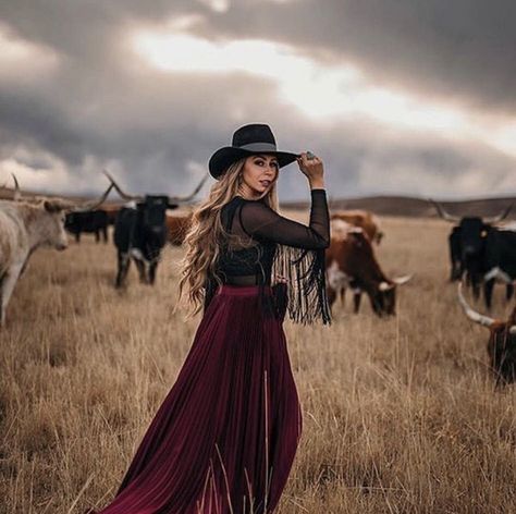 Paddock Photoshoot, West Desperado, Western Photo Shoots, Mode Country, Cowgirl Photoshoot, Western Photoshoot, Western Photo, Western Photography, Looks Country