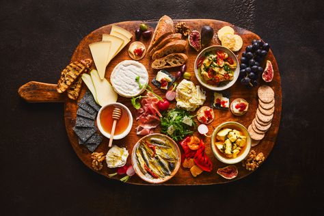 Versatile, easy and so delicious, sharing platters are perfect for feeding a crowd. Our grazing board ideas are sure to make hosting a breeze. Kids Christmas Party Food, Party Food Savoury, Romantic Recipes, Smoked Mackerel Pate, Cheesy Leeks, Smoked Salmon Pate, Food Savoury, Savoury Crackers, Sharing Platters