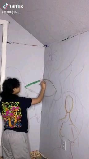 Indie Drawing Ideas For Wall, Aesthetic Things To Draw On Your Wall, Bedroom Wall Painting Ideas Aesthetic, Drawing On Doors Ideas, Hippie Wall Painting, Trippy Wall Paintings Bedroom, Wall Art Bedroom Paint Aesthetic, Wall Painting Aesthetic, Pinturas Grunge