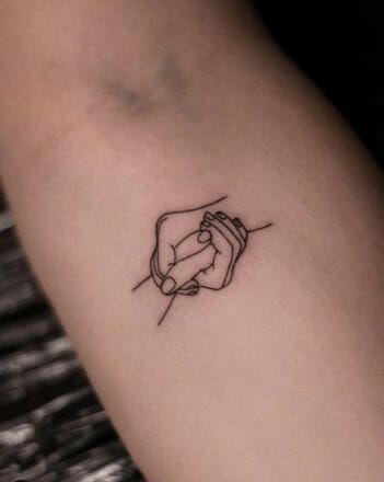 Tattoos Of Holding Hands, Tattoo For Someone Special, Tattoo Of Holding Hands, Hold Hands Tattoo, Hand Hold Tattoo, Hands Holding Tattoo Design, Helping Hands Tattoo, Hands Together Tattoo, Helping Hand Tattoo