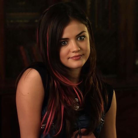 Aria Pink Hair, Aria Montgomery Icon, Aria Montgomery Hair, Pll Aria, Aria Montgomery Aesthetic, Aria Hair, Blue Motel, Lucy Montgomery, Pretty Little Liars Characters