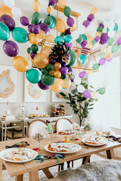 Mardi Gras Diy Decor, Mardi Gras Birthday Party Ideas, Mardi Gras Baby Shower Ideas, Mardi Gras Birthday Party Decorations, Mardi Grad Party, Elegant Mardi Gras Party, Mardi Gras Brunch, Mardi Gras Flowers, Mardi Gras Bridal Shower Ideas