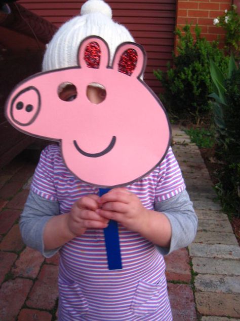 This would be great for photos Peppa Pig Mask, Peppa Pig Costume, Pig Birthday Theme, Peppa Party, Mask Craft, Pig Mask, Peppa Pig George, Pig Costumes, Pig Birthday Party