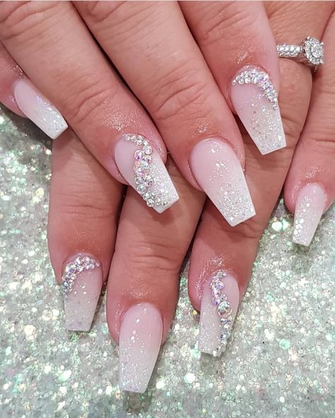 bling wedding nails Bling Wedding Nails, Nail Art Mariage, Ongles Bling Bling, Simple Wedding Nails, Wedding Acrylic Nails, Wedding Day Nails, Bridal Nails Designs, Wedding Nail Art Design, Nails For Bride