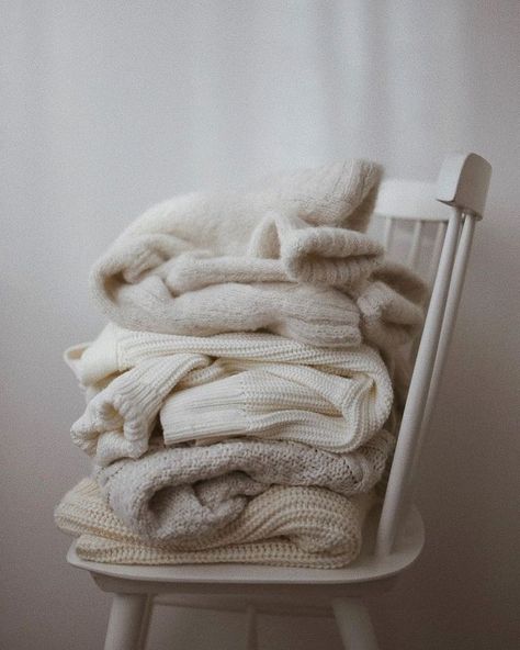 White Autumn, Cold Fashion, Aesthetic White, Clothing Photography, Soft Autumn, Beige Aesthetic, White Aesthetic, Photography Inspo, Sweater Weather