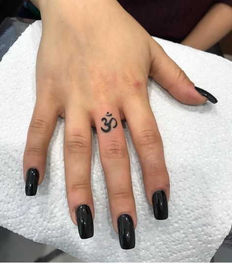 Om Finger Tattoos For Women, Tattoos For Teens, Adorable Tattoos, Om Symbol Tattoo, Middle Finger Tattoos, Om Tattoo Design, Tattoo Design For Hand, Hand And Finger Tattoos, Om Tattoo