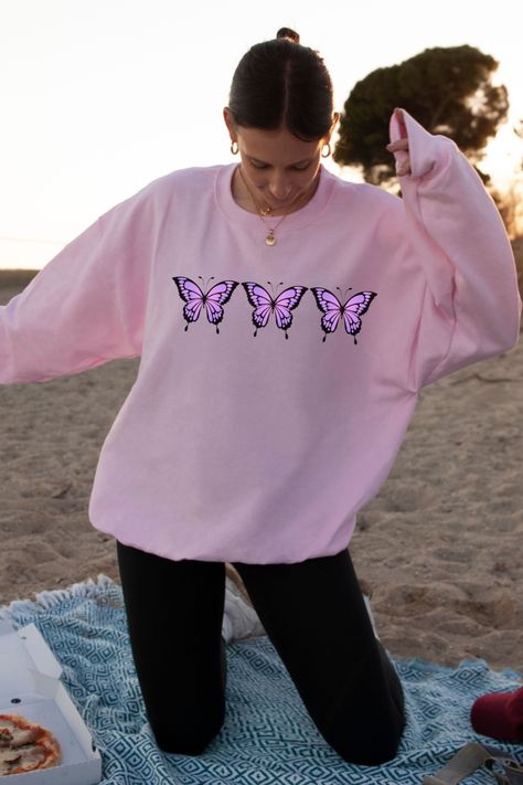 Pink And Purple Butterfly, Vsco Shirts, Cool Girl Aesthetic, Siesta Beach, Butterfly Sweatshirt, Sweatshirt Preppy, Y2k Sweatshirt, 2000s Clothing, Purple Beach