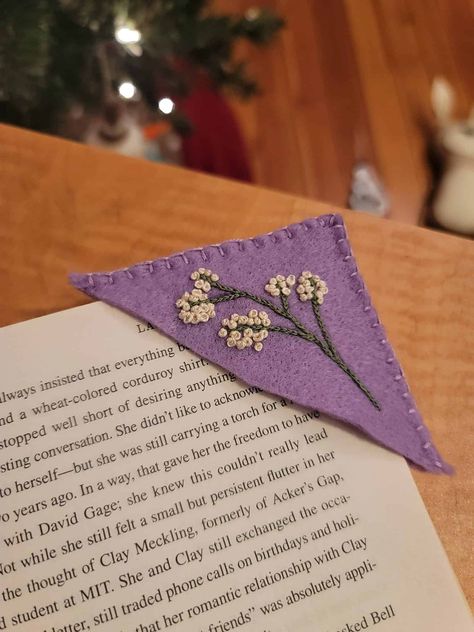 Felt Corner Bookmark, Felt Bookmark, Corner Bookmark, Crochet Flowers Easy, Fabric Christmas Ornaments Diy, Folded Fabric Ornaments, Christmas Ornaments Diy, Patterns Fabric, Corner Bookmarks