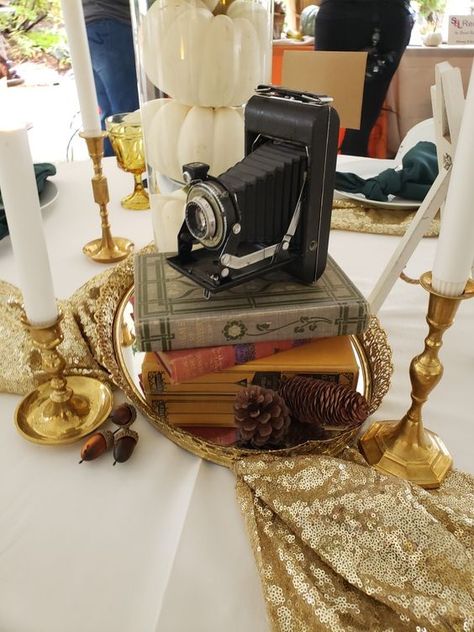 a vintage wedding centerpiece Vintage Camera Display Ideas, Antique Party Theme, Vintage Decorating Ideas For Party, Antique Camera Decor, Antique Centerpieces, Arch Floral Arrangements, Vintage Reselling, Flower Table Centerpieces, Vintage Book Centerpiece