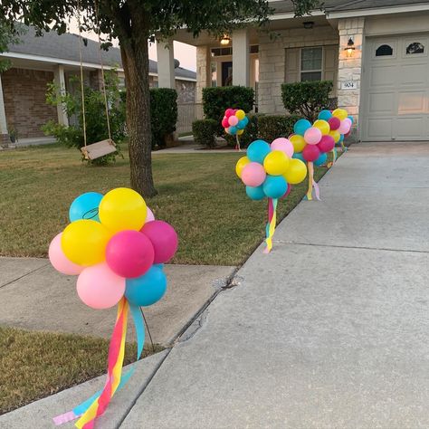 Front Porch Birthday Decor, Backyard Party Fence Decor, Balloon Walkway Ideas, Balloon Outdoor Decorations, Park Pavilion Party Decorations, Bday Diy Decoration, Diy Outdoor Birthday Decorations, Indoor Summer Party Ideas, Balloons On Fence Party Ideas