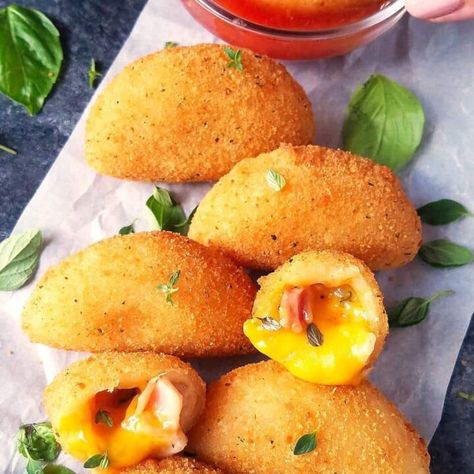 Brazilian Recipes - Easy and Delish Delish Appetizers, Amuse Bouche Ideas, Rissoles Recipe, Brazilian Fruit, Brazilian Desserts, Brazilian Food, Tasty Bites, Party Food Appetizers, Ham And Cheese