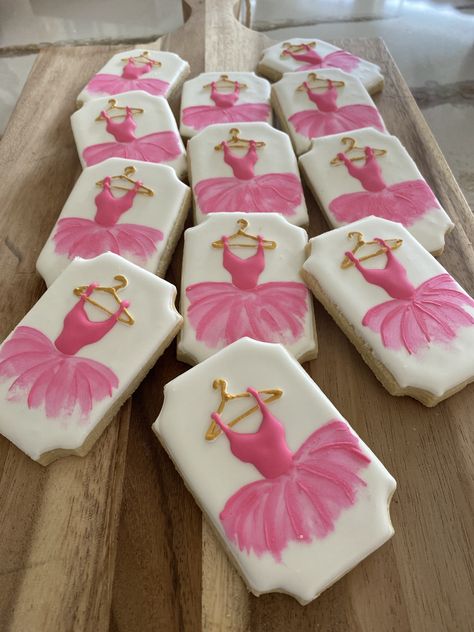 Ballet Cookies Decorated, Dance Cookies, Christmas Shells, Dance Silhouette, Creative Cookies, Cookies Decorated, Sugar Cookies Decorated, Cookie Decorating, Sugar Cookies