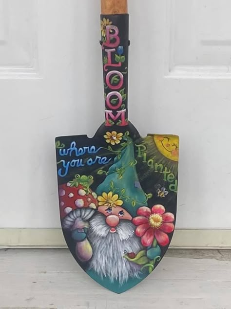 Shovel Painting Ideas, Painted Shovels Ideas, Gnome Painting Ideas, Painted Shovels, Shovel Craft, Gnome Template, Gnome Paintings, Painted Gnomes, Shovel Art