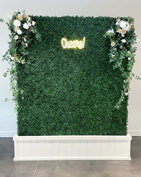 Boxwood backdrop with floral accents in greens and neutrals. Boxwood Photo Backdrop, Diy Greenery Wall Backdrop, Green Photo Background, Green Photo Backdrop, Event Design Business, Greens And Neutrals, Easter Photo Backdrop, Boxwood Backdrop, Wedding Photo Walls