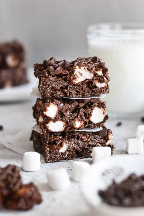 With plenty of gooey marshmallows, melty chocolate and the crunch from the cereal, these Chocolate Rice Krispie Treats are sure to be a hit! Peanut Butter Marshmallow Squares, Homemade Rice Krispies Treats, Peanut Butter Rice Krispies, Chocolate Rice Krispies, Cocoa Krispies, Chocolate Rice Krispie Treats, Peanut Butter Marshmallow, Cereal Treats, Salted Chocolate