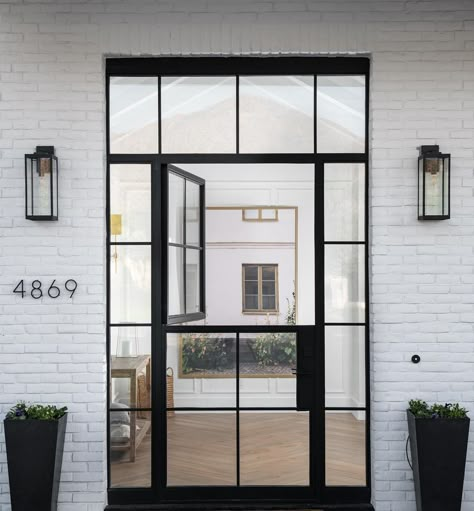 A beautiful Dutch door lends modern farmhouse charm to any home. Here are 10 jaw-dropping examples that will convince you to add a Dutch door to your Modern Dutch Door, Split Door, Dutch Doors, Garage Door Types, Home Door Design, Stable Door, Casa Country, Dutch Door, Casa Exterior