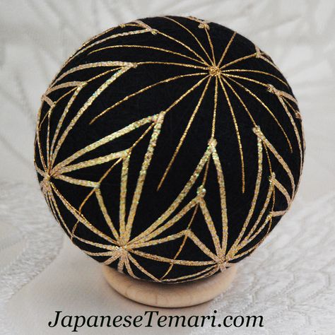 Japanese Temari: Kreinik metallic ribbon makes a quick and easy temari! Tamari Ball, Craft For Preschool, Japanese Christmas, Temari Patterns, Perfect Symmetry, Temari Ball, Temari Balls, Construction Paper Crafts, Easy Christmas Ornaments