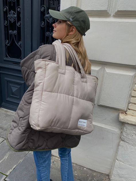 Puff Bag Outfit, Puffer Shoulder Bag, Puffer Bag Outfit, Shopper Bag Outfit, Puff Tote Bag, Puffer Purse, Oversized Bags, Puff Bag, Fashion Styling Tips