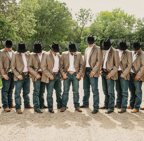 Hunter Green Country Wedding, October Wedding Groomsmen, Emerald Green Groomsmen Attire Casual, Outdoor Patio Wedding Ideas, Rustic Groomsmen Attire Jeans, Western Groomsmen Attire, Western Groomsmen, Western Wedding Groomsmen, Chambelan Outfits