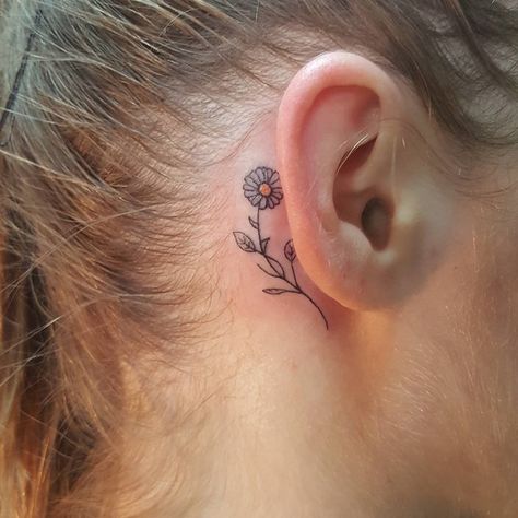 Daisy Behind The Ear Tattoo, Daisy Ear Tattoo, Daisy Tattoo Behind Ear, Small Daisy Tattoo, 23 Tattoo, Daisy Tattoos, Sunflower Tattoo Thigh, Sunflower Tattoo Simple, Ink Tattoo Ideas