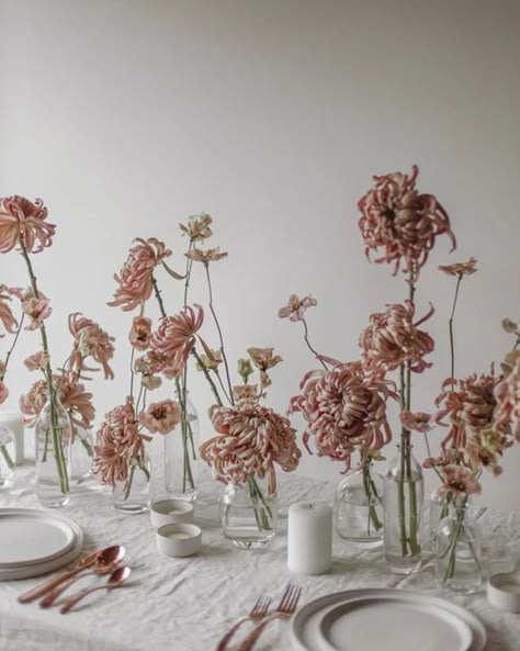 HANAKI | Kiki Uyede on Instagram: "Minimal but still impactful. By using clear glass bud vases and keeping everything else white except for the rose gold flatware, it really highlights the beautiful and unique color of the blooms. . . . . #wabisabi #nofloralfoam #kado #minimal #inspiredbypetals #blooooms #fleurs #ihavethisthingwithflowers #floralfix #seasonalfloweralliance #seasonalflowers #winterflowers #botanicaldaydreams #allthingsbotanical #floweraddict #flowerworkshop #floralstyling #flor Lilac Bud Vases Wedding, Gold Vase Flower Arrangement, Tablescape Bud Vases, Calla Lily Bud Vase, Bud Base Center Piece, Bud Vase Florals, Modern Bud Vases, Bud Vase Tablescape, Simple Floral Decor