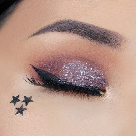 The Body Shop Star Stamp Liner - Holiday 2017 - The Beautynerd Concert Makeup Looks, Small Face Tattoos, Face Tattoos For Women, Face Rhinestones, Concert Makeup, Body Shop At Home, High Fashion Makeup, Perfect Eyeliner, Eyeliner Styles