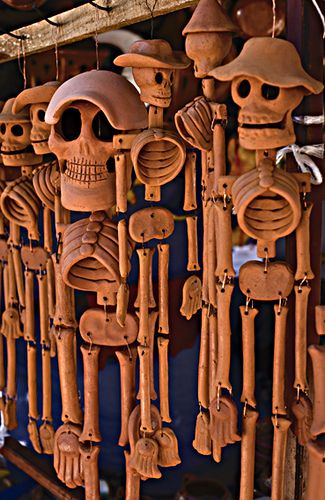 Clay catrinas! Would be cool to make these in porcelain also for Halloween decor or skeleton collectors. Skulls Pictures, Tattoo Skulls, Day Of The Dead Art, Tanah Liat, Keramik Design, Ceramics Projects, Skull Tattoos, Art Clay, Arte Popular