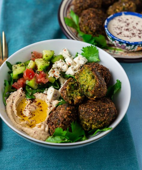 Turkish Falafel Recipe, Zucchini Falafel Recipes, Turkish Food Vegetarian, Falafel Bowl Aesthetic, Falafel Bowl Recipe, Zucchini Falafel, Falafel Gyro, Spinach Falafel, Falafel Plate