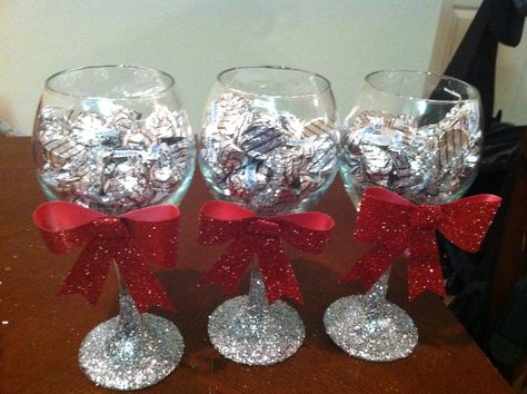 Diy Glitter Wine Glasses, Wine Glass Gifts Ideas, Wine Glass Centerpieces, Valentine Centerpieces, Wine Glass Decor, Glitter Wine Glasses, Diy Wine Glasses, Glitter Bottle, Lace Swimsuit