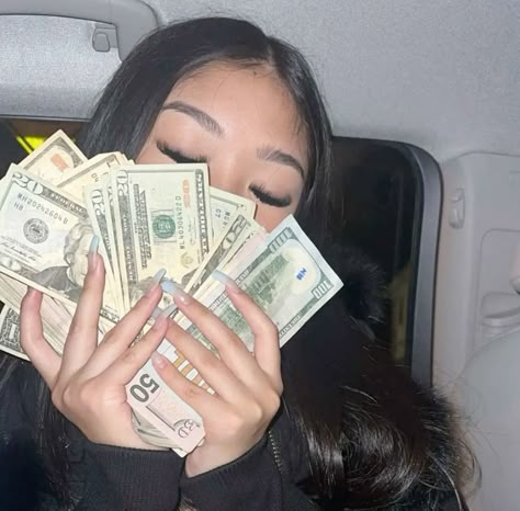 People With Money Pictures, Money Pfp Gif, Money Female Aesthetic, Girl With Money Pfp, Profile Picture Money, Person Holding Money, Money Pfp Aesthetic, Girl Holding Money, Girls With Money