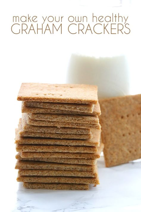 Homemade low carb Graham Crackers get a much-needed update! These healthy, grain-free crackers are the ultimate kid snack, but adults love them too.  Sometimes an older recipe deserves to be revisi… Healthy Graham Crackers, Keto Brood, Keto Crackers, Thm Snacks, Graham Cracker Recipes, Low Carb Crackers, Biscuits Graham, Homemade Graham Crackers, Granola Breakfast