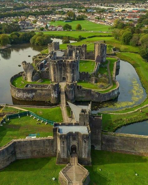 Welsh Castles, Bodiam Castle, Castles In Wales, British Castles, Chateau Medieval, Medieval Fortress, European Castles, Abandoned Castles, Castle Ruins