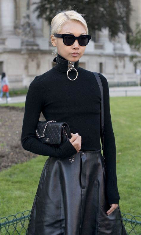 4 New Ways to Wear the Choker Necklace  - ELLE.com Street Style Necklace, Choker Outfit, Posture Collar, Leather Choker Collars, Goth Choker, Necklaces Choker, Choker Necklace Designs, Necklace Outfit, Black Choker Necklace