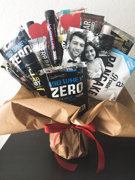 Valentine‘s day / Birthday gift protein bar bouquet Gym Bouquet, Present For Guy Best Friend, Protein Bar Bouquet, Gym Bro Gifts, Gym Gift Ideas, Bouquet For Men, Homecoming Poster Ideas, Man Bouquet, Gifts For Gym Lovers