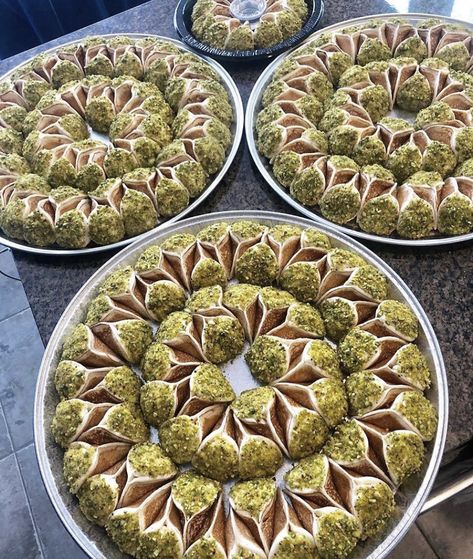 Crushed Pistachios, Arabic Desserts, Syrian Food, Arabian Food, Pistachio Pudding, Mini Pancakes, Easy Food Art, Cheese Appetizers, Clotted Cream