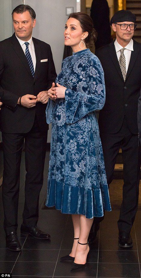 Alexander Mcqueen Dress, Phillip Schofield, Mcqueen Dress, Princess Katherine, Queen Dresses, Kate Dress, Kate Middleton Prince William, Alexander Mcqueen Dresses, Velvet Set