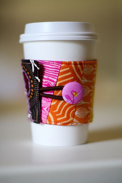 Coffee Cozy Tutorial by Jeni Baker, via Flickr Diy Coffee Sleeve, Cup Sleeve Pattern, Coffee Sleeve Pattern, Reusable Coffee Sleeve, Reuse Fabric, Order Coffee, Coffee Cup Cozy, Coffee Cup Sleeves, Costura Diy