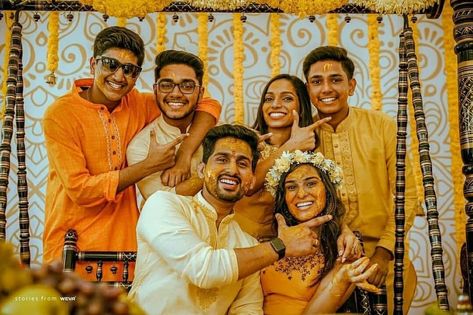 Haldi Poses For Bride With Brother, Haldi Poses For Bride With Family, Haldi Poses For Groom With Sister, Haldi Poses For Bride With Friends, Haldi Group Photos, Haldi Photoshoot With Friends, Haldi Photography Ideas For Bride, Haldi Pic, Haldi Groom